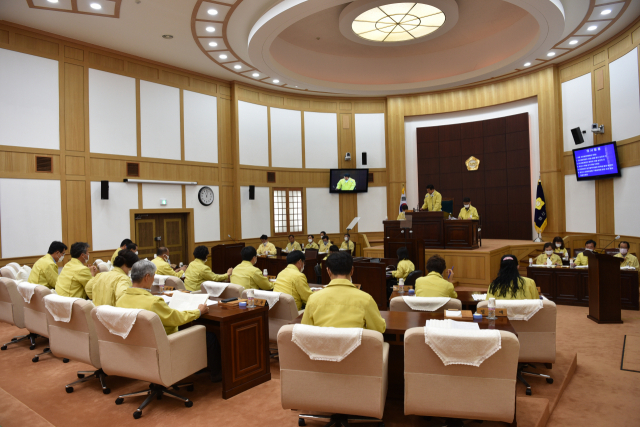 경산시의회가 3일 임시회를 열어 하반기 의장단을 선출하려고 했으나 임시의장이 정회를 선언하면서 파행을 겪고 있다. 사진은 경산시의회 회의 모습.