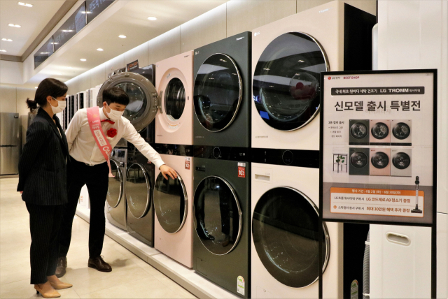 대구 신세계백화점 가전매장에 신규 오픈한 LG전자 베스트샵 매장에서 직원이 