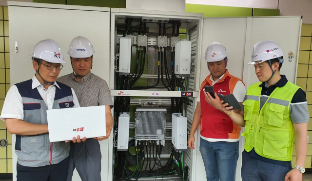 대구도시철도 역사에서 도시철도와 이동통신사 관계자들이 5G 서비스를 점검하는 모습. 대구도시철도공사 제공.