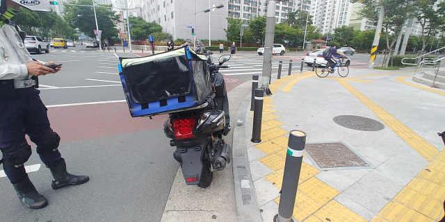 1일 대구북부경찰서는 이륜차 일제 수색을 실시해 번호판 무등록‧미부착, 번호판 꺾기‧가림 등 교통법규위반 행위를 적발했다. 대구북부경찰서 제공