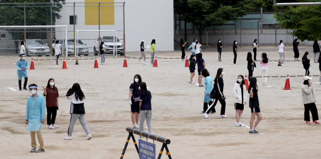 3일 오전 코로나19 확진자가 발생한 대구 남산고등학교에서 학생들이 운동장에 마련된 선별진료소에서 검사를 받기 위해 차례를 기다리고 있다. 김영진 기자 kyjmaeil@imaeil.com