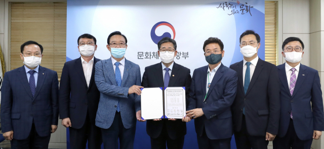 문화체육관광부, 경상북도 등 전국체전 개최 5개 시·도 관계자들이 3일 전국체전 대회 순연 합의문에 서명한 뒤 기념촬영을 하고 있다. 경북도 제공