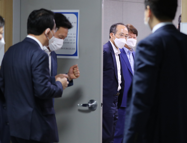 권영진 대구시장과 미래통합당 추경호 의원이 국방부의 대구경북통합신공항 최종 이전지 발표를 앞둔 3일 오전 서울 여의도 국회 의원회관에서 열린 대구경북지역 국회의원 간담회에 참석, 대화하고 있다. 연합뉴스