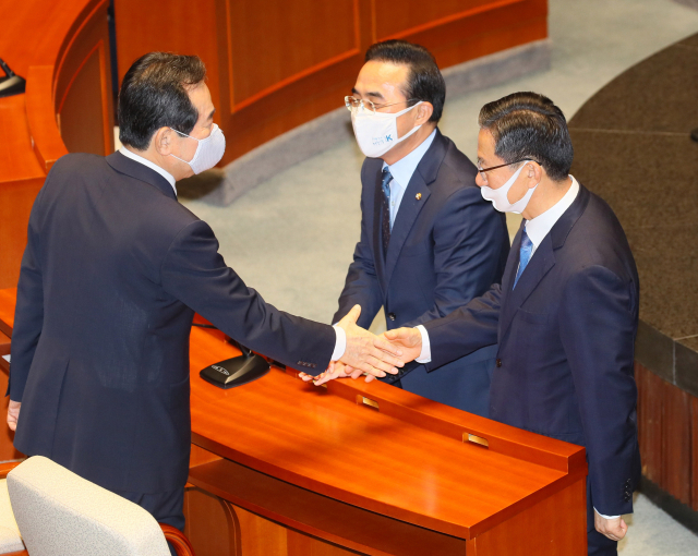 정세균 국무총리(왼쪽)가 30일 국회에서 열린 예산결산특별위원회 전체회의에서 정성호 예결위원장과 인사를 나누고 있다. 가운데는 더불어민주당 박홍근 의원. 연합뉴스