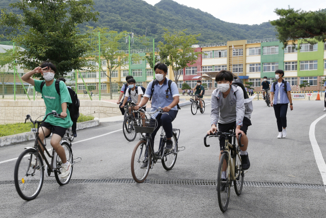 지난 2일 오후 상주중학교 학생들이 수업을 마친 후 자전거를 타고 교문밖으로 향하고 있다. 상주시 제공.