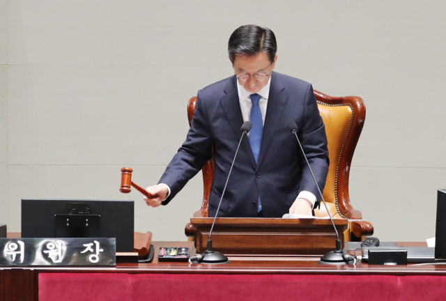 3일 오후 서울 여의도 국회에서 열린 예산결산특별위원회 전체회의에서 정성호 예결위원장이 3차 추가경정예산안을 상정하고 있다. 연합뉴스