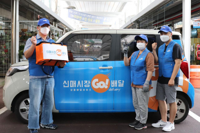 대구수성구지역자활센터 소속 배송기사들이 신매시장에서 GO배달을 통해 주문한 상품을 배달하기 전 배송차량 앞에서 기념촬영하고 있다. 수성구청 제공