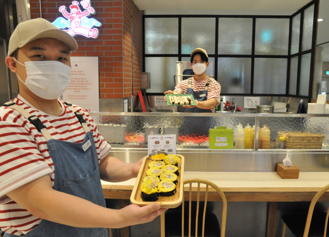 롯데백화점 상인점에 최근 입점한 앞산분식은 밥 없는 김밥으로 유명한 