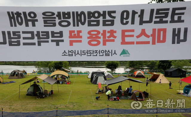 5일 오후 대구 북구 금호강산격야영장에서 시민들이 텐트를 설치한 채 캠핑을 즐기고 있다. 코로나19 여파로 물놀이장보다는 사회적 거리두기가 최적화된 야영장과 캠핑장을 찾는 시민들이 늘고 있다. 우태욱 기자 woo@imaeil.com