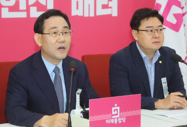 미래통합당 주호영 원내대표가 5일 국회에서 열린 현안 간담회에서 국정조사 추진·인사청문·상임위 보임계 제출 등 국회 복귀 구상에 대해 답변하고 있다. 오른쪽은 김성원 원내수석부대표. 연합뉴스