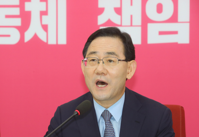 미래통합당 주호영 원내대표가 5일 국회에서 열린 현안 간담회에서 국정조사 추진·인사청문·상임위 보임계 제출 등 국회 복귀 구상에 대해 답변하고 있다. 연합뉴스
