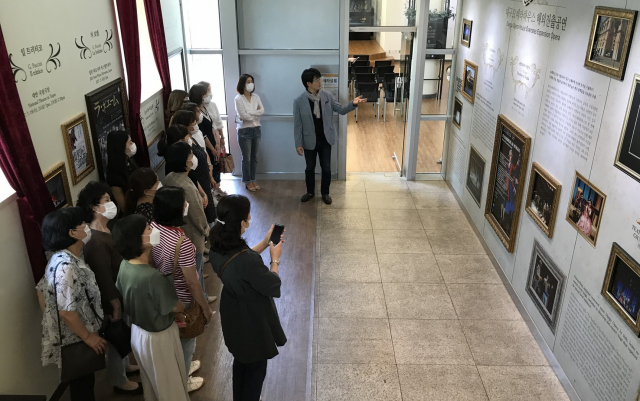 대구오페라하우스는 무더위가 기성을 부리는 7, 8월 동안 무료 극장 투어 프로그램 