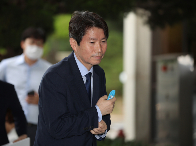 이인영 통일부 장관 후보자가 6일 오전 서울 종로구 남북회담본부로 출근하고 있다. 연합뉴스