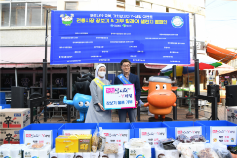 전통시장 장보기 행사에 참석한 장욱현 영주시장이 Y-세일 동참을 호소하고 있다. 영주시 제공