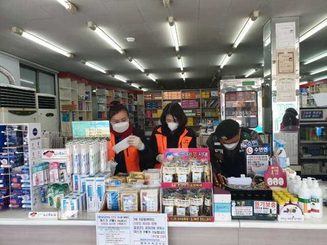 영주소방서 의용소방대 대원들이 약국에서 공적 마스크 판매 봉사활동을 펼쳤다. 영주소방서 제공