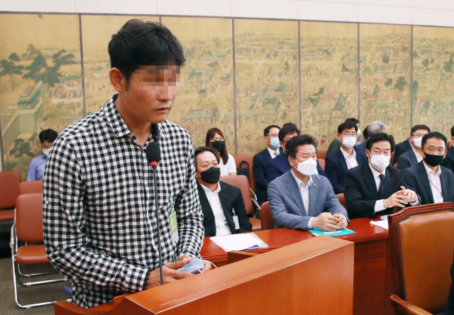 6일 오전 서울 여의도 국회에서 열린 문화체육관광위원회 전체회의에서 경주시청 트라이애슬론(철인3종경기)팀 감독이 질의에 답하고 있다. 연합뉴스