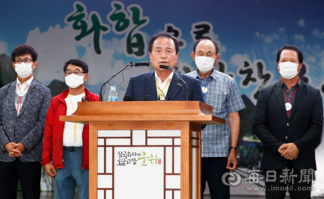 지난 6일 군위군청에서 김영만(맨 앞) 군위군수가 대구경북 통합신공항 관련 대군민 담화문을 발표하고 있다. 우태욱 기자 woo@imaeil.com