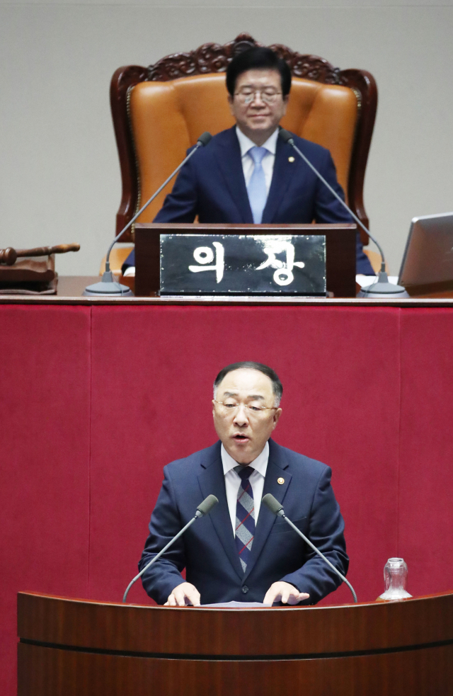 미래통합당 의원들이 불참한 가운데 3일 오후 국회 본회의에서 홍남기 경제부총리가 3차 추경안 처리에 앞서 정부 측 입장을 설명하고 있다. 연합뉴스