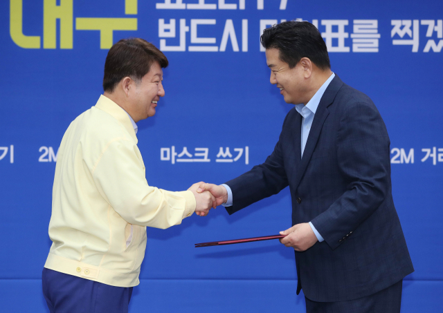 지난 1일 열린 취임식에서 권영진 대구시장과 홍의락 경제부시장이 악수를 하고 있다. 연합뉴스DB