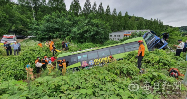 이달 6일 성주군 선남면 세원마을 앞에서 25t 덤프트럭이 대구로 가던 시외버스를 추돌해 8명이 중경상을 입었다. 매일신문 DB