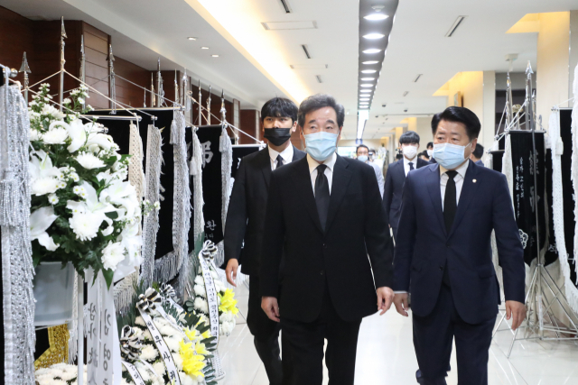 6일 오전 서울 종로구 서울대병원 장례식장에 안희정 전 충남지사의 모친 빈소가 차려지면서 더불어민주당 이낙연 의원이 조문하고 있다. 연합뉴스