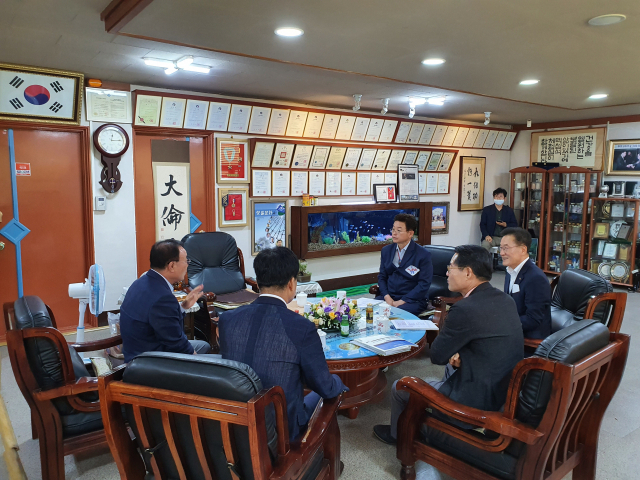 이철우 경상북도지사와 최기문 영천시장 일행이 6일 경북 영천시 대창면에 있는 맥섬석GM 본사를 방문했다.