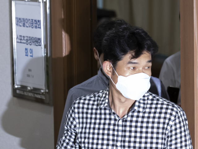 고 최숙현 선수 사망 사건과 관련해 6일 오후 서울 송파구 올림픽파크텔에서 열린 대한철인3종협회 스포츠공정위원회에서 가해자로 지목된 김규봉 경주 트라이애슬론 감독이 소명을 마친 후 회의장에서 나서고 있다. 연합뉴스