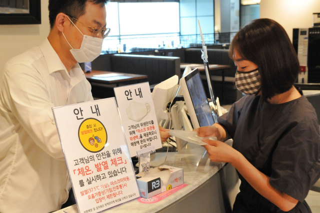 롯데백화점 대구점은 습한 장마철에 마스크를 안전하게 보관할 수 있는 마스크 보관용 위생백을 전 식당가에서 제공한다. 롯데백화점은 위생백이 마스크가 축축해지는 현상을 방지해 소비자로부터 좋은 반응을 얻고 있다고 전했다. 롯데백화점 제공
