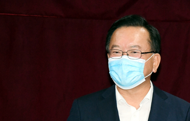 더불어민주당 김부겸 전 의원이 7일 광주시의회에서 기자회견을 하고 당 대표 출마 입장을 밝히고 있다. 연합뉴스