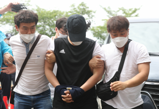 창녕 아동학대 계부가 지난 6월 13일 경남 창녕경찰서 별관 조사실로 이동하고 있다. 연합뉴스