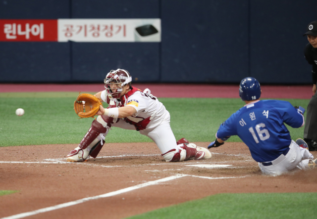 삼성라이온즈 이원석이 7일 고척스카이돔에서 열린 키움히어로즈와의 원정 1차전에서 홈인하고 있다. 삼성라이온즈 제공