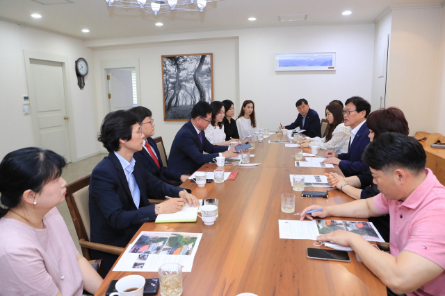 대구 수성구 중학교 운영위원협의회 신규 임원진들이 김대권 수성구청장과 안전한 등하굣길과 관련해 다양한 의견을 나누고 있다. 수성구청 제공