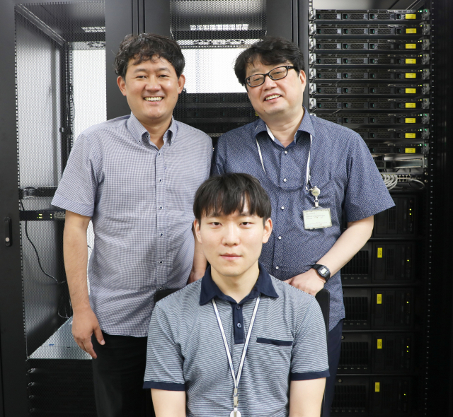 왼쪽부터 DGIST 바이오융합연구부 김현민 책임연구원, 제1저자 김영재 박사 연구원, 신물질과학전공 이재동 교수. DGIST 제공