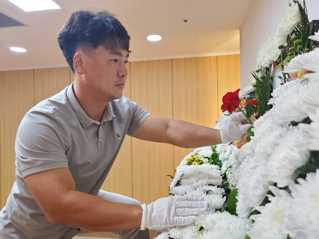 8일 대구 효산병원 장례식장에서 만난 이민형 경주서라벌대 장례서비스 경영과 교수가 제단에 빨간 꽃을 꼽고 있다. tong@imaeil.com