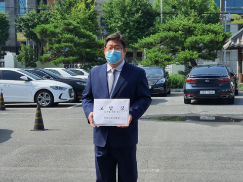 8일 대구지방검찰청 경주지청에서 여준기 경주시체육회장이 고 최숙현 선수 사망 사건과 관련해 경주시청 트라이애슬론팀 운동처방사 안주현 씨를 성추행과 폭행 혐의로 고발하기 위해 청사로 들어서고 있다. 김도훈 기자
