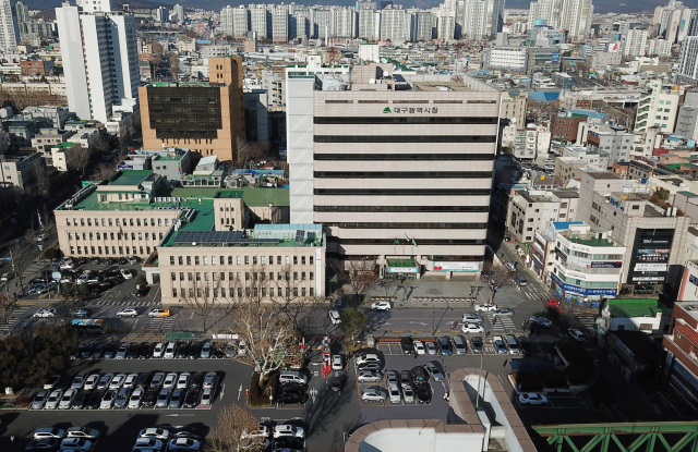 대구시청은 2025년까지 달서구 옛 두류정수장 터로 옮길 예정이다. 이에 중구청은 연구 용역을 통해 시청 터와 주변 원도심 개발 계획을 마련할 계획이다. 대구 중구 동인동의 대구시청 전경. 매일신문 DB