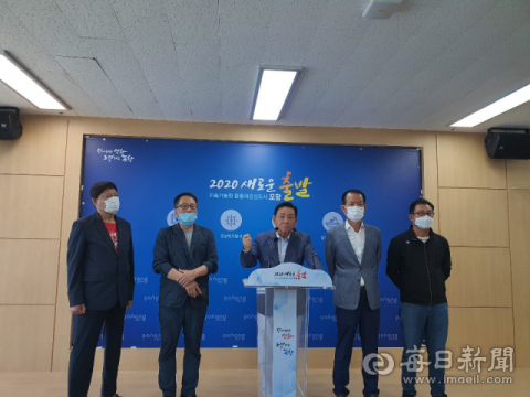 포항11.15촉발지진범시민대책위원회 공원식 공동위원장(가운데)과 피해주민 대표들이 정부의 독단적인 지진특별법 시행을 비판하며 주민 의견에 귀 기울여 줄 것을 촉구하고 있다. 신동우 기자