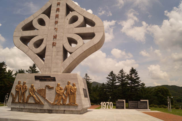한국도로공사가 7일 경부고속도로 준공 50주년을 기념해 추풍령휴게소 공원 기념탑 우측 옆에 세운 기념비에 박정희 전 대통령 이름이 빠졌다. 전병용 기자