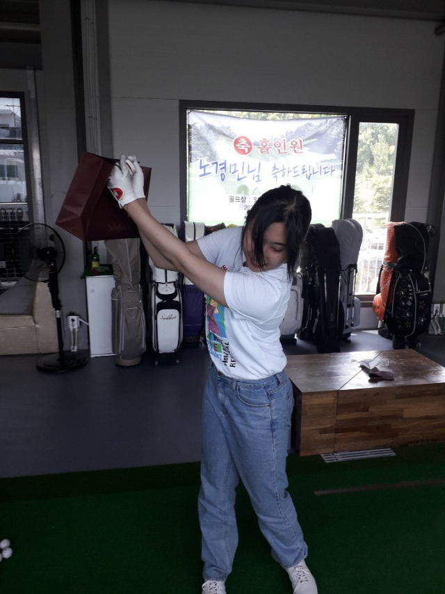 쇼핑백을 이용해 느린 백스윙을 꾸준히 연습하면 힘을 빼는 감각을 느낄 수 있게 된다.