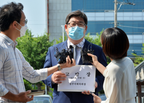 8일 대구지방검찰청 경주지청에서 여준기 경주시체육회장이 고 최숙현 선수 사망 사건과 관련해 경주시청 트라이애슬론팀 운동처방사 안주현 씨를 성추행과 폭행 혐의로 고발하기 위해 고발장을 들고 취재진의 질문에 답하고 있다. 연합뉴스