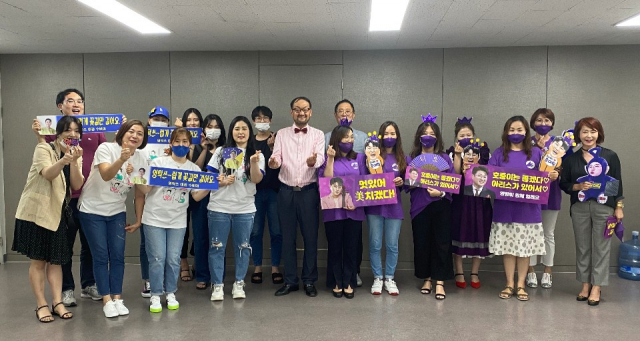 트로트 가수 영탁·이찬원·김호중의 대구지역 팬 20여명이 8일 오후 매일신문사 디지털국을 찾았다. 안성완 기자