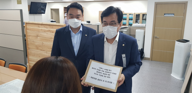 지난 2020년 당시 청원서 제출 모습. 왼쪽부터 국민의힘 정희용, 송언석 의원. 매일신문 DB