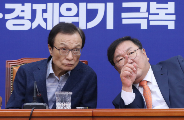 더불어민주당 이해찬 대표와 김태년 원내대표가 8일 오전 서울 여의도 국회에서 열린 최고위원회의에서 대화하고 있다. 연합뉴스