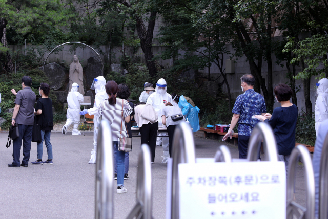 경기 고양시 덕양구 원당성당 교인 중에서 코로나19 확진자 3명이 나와 성당이 폐쇄된 후 7일 오후 미사 참석 교인들이 신속하게 전수조사에 응하고 있다. 연합뉴스