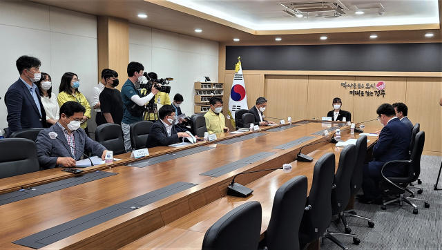8일 경북 경주시청에서 최윤희 문화체육관광부 제2차관이 현장 점검에 앞서 발언하고 있다. 김도훈 기자