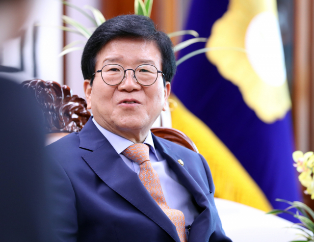 박병석 국회의장이 7일 오후 국회 집무실에서 예방한 허태정 대전시장과 대화하고 있다. 연합뉴스