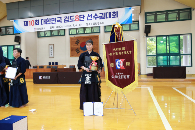 지난 4일 열린 제10회 검도 8단 선수권대회에서 우승한 김정국 관장이 포즈를 취했다. 대구시검도회 제공