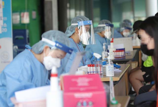 9일 오전 광주 서구청 선별진료소에서 의료진이 코로나19 검사를 위해 문진을 하고 있다. 광주에선 코로나19 지역감염이 확산하며 감염원이 늘어나고 있다. 연합뉴스