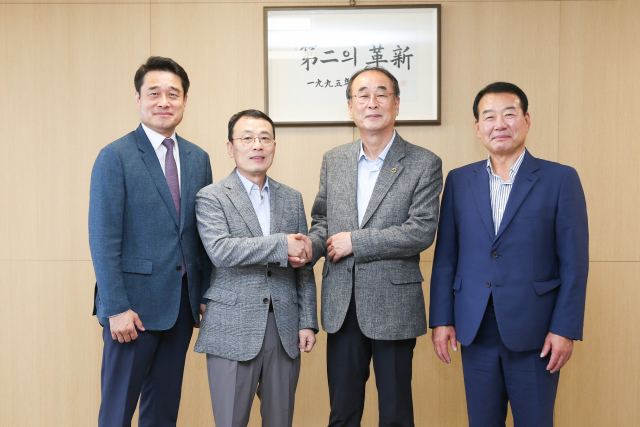 장세용(왼쪽에서 세번째) 경북 구미시장과 김재상(왼쪽에서 네번째) 구미시의회 의장이 7일 이방수(왼쪽에서 두번째) LG그룹 부사장을 만나 구미에 신규 투자 등을 건의했다. 구미시 제공