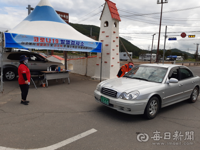 본격적인 피서철을 맞아 포항 칠포해수욕장 입구에서 현장안전요원들이 방문객들을 대상으로 코로나19 발열검사를 하고 있다. 경북도 제공